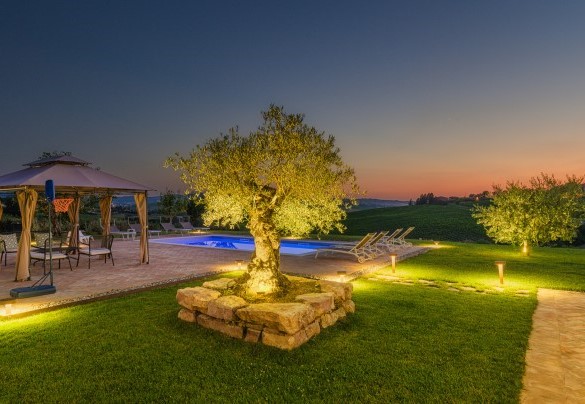 Il curatissimo giardino illuminato - Villa Flaminia