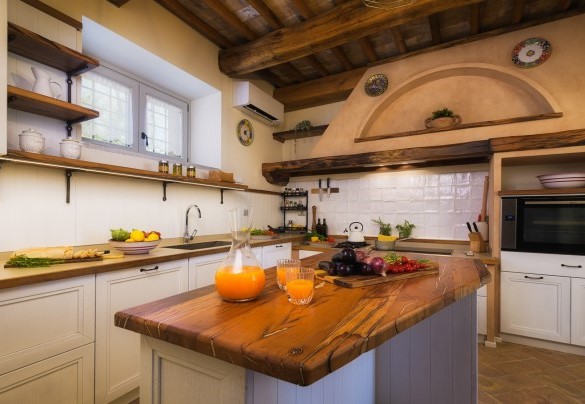 La cucina con isola centrale - Villa Flaminia 
