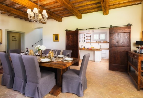 La sala da pranzo comunica comodamente con la cucina - Villa Flaminia