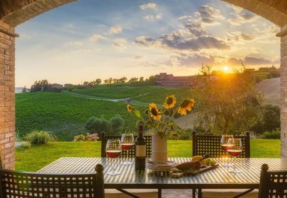 Il caratteristico porticato si presta perfettamente per gustare un buon bicchiere di vino in compagnia - Villa Flaminia 