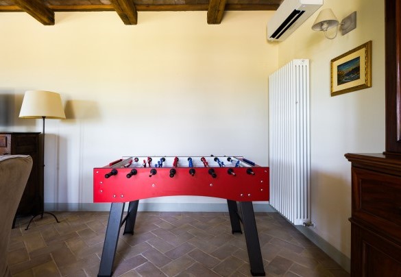 Il biliardino trova posto nel salotto - Villa Flaminia   