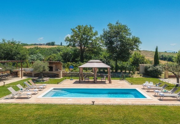 La piscina e la zona prendisole attrezzata con lettini e gazebo - Villa Flaminia