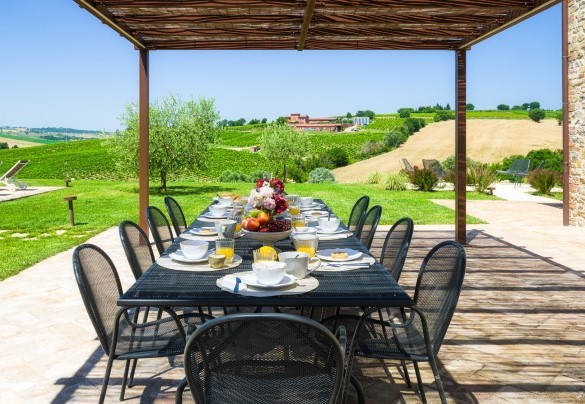 Il tavolo ombreggiato dal gazebo in legno - Villa Flaminia
