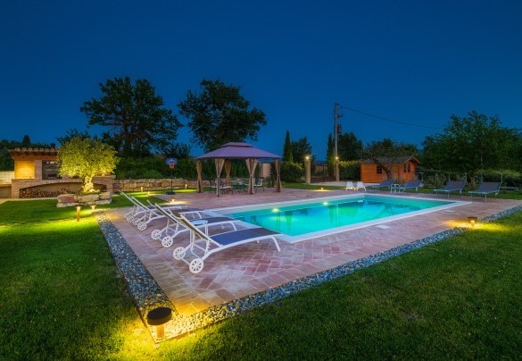 La zona piscina illuminata al tramonto - Villa Flaminia