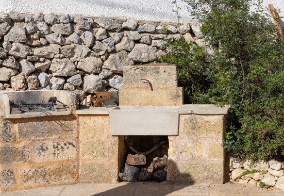Dal patio si accede al barbecue in muratura adiacente alla zona solarium - Villa Floria