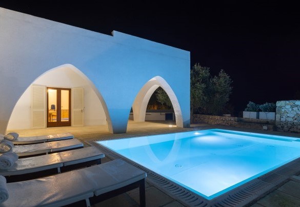 La piscina è situata ad un lato della villa. Vi si accede dal patio adornato da archi in stile arabo, ha una misura di 6 m x 4 m e una profondità di 1.30 m inoltre è dotata di idromassaggio - Villa Floria