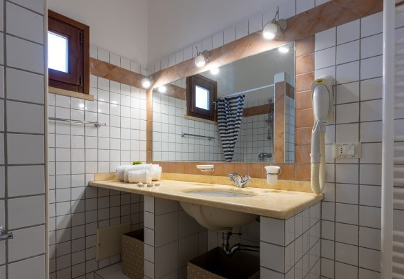 Bagno con doccia a servizio delle camere da letto matrimoniali 1 e 2 - Villa Floria