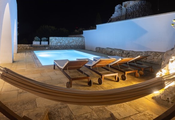 La piscina è situata ad un lato della villa. Vi si accede dal patio adornato da archi in stile arabo, ha una misura di 6 m x 4 m e una profondità di 1.30 m inoltre è dotata di idromassaggio - Villa Floria