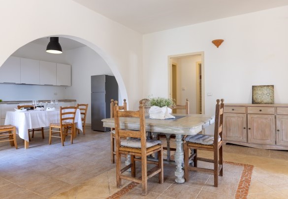 All' ingresso principale troviamo la zona living collegata alla cucina da un ampio arco creando un open space davvero accogliente con vista sulla piscina - Villa Floria