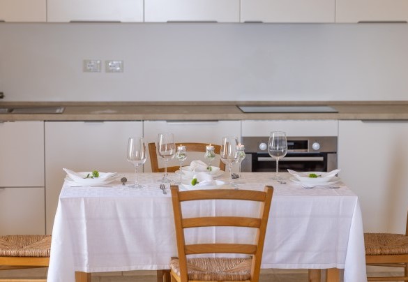 Cucina e zona pranzo, con accesso al patio che conduce alla zona solarium e al barbecue - Villa Floria