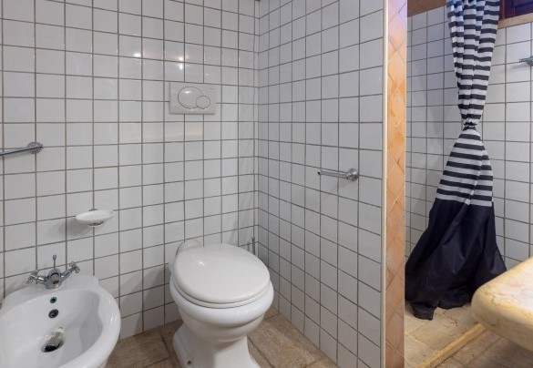 Bagno con doccia a servizio delle camere da letto matrimoniali 1 e 2 - Villa Floria