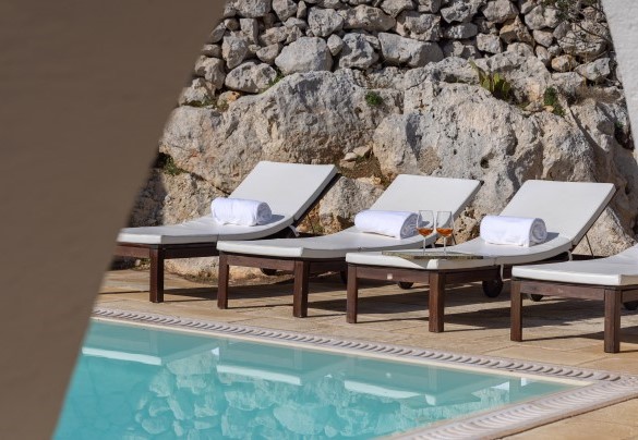 Dal patio si accede alla piscina e alla zona solarium dotata di comodi lettini per godere a pieno del relax - Villa Floria