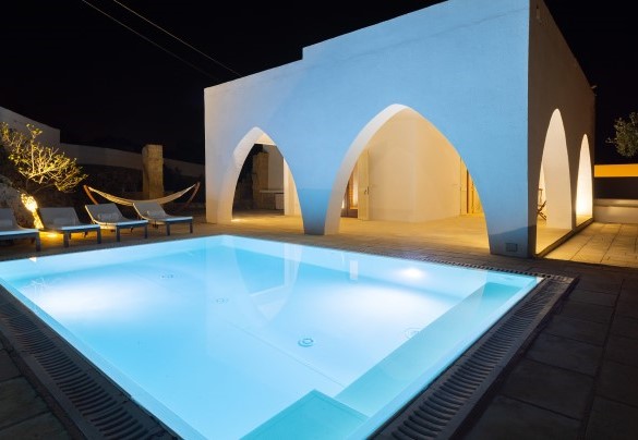 La piscina è situata ad un lato della villa. Vi si accede dal patio adornato da archi in stile arabo, ha una misura di 6 m x 4 m e una profondità di 1.30 m inoltre è dotata di idromassaggio - Villa Floria
