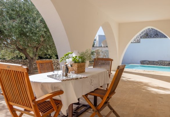 Tre gradini in pietra conducono al patio della villa dotato di zona pranzo esterna - Villa Floria