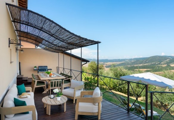 Sulla terrazza un tavolo in legno ed un salottino per serate rilassanti - Villa Francesca