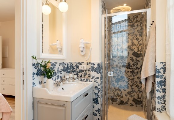En suite bathroom with shower no.3 - Villa Francesca