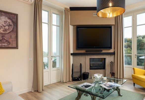 Living room with decorative fireplace and smart TV - Villa Francesca