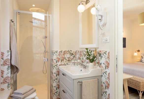 En suite bathroom with shower no. 4 - Villa Francesca