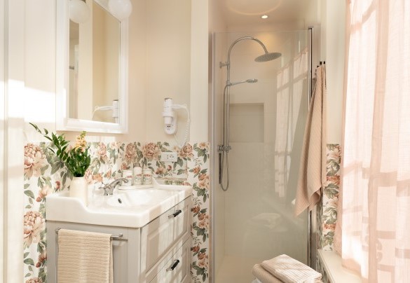 En suite bathroom with shower no. 1 - Villa Francesca