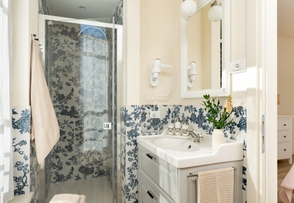 En suite bathroom with shower no. 2 - Villa Francesca