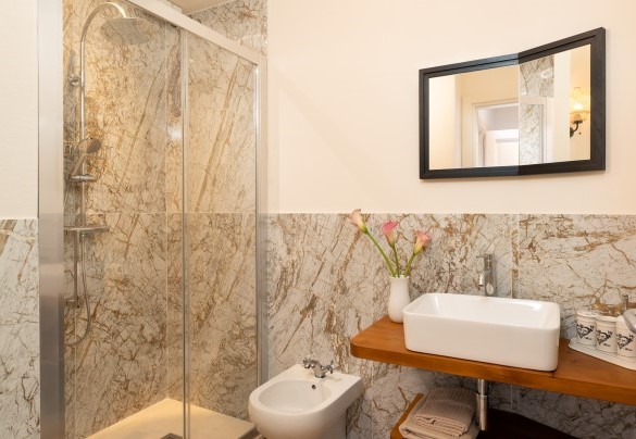 Bathroom with shower no. 5 on the ground floor - Villa Francesca
