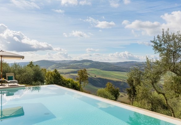 The swimming pool, immersed in an olive grove, offers a splendid view of the valley - Villa Francesca