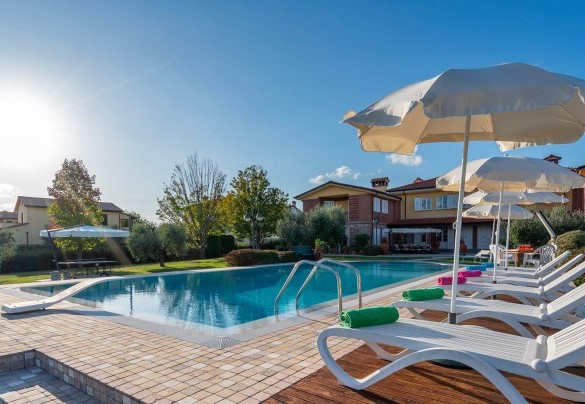 L'area piscina attrezzata per giornate di relax al sole - Villa Gabri