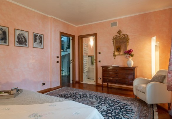 Double bedroom n.4 on the first floor with en suite bathroom n.4 - Villa Gabri