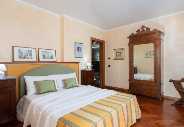 Double bedroom n.2 on the first floor with en suite bathroom n.2 - Villa Gabri