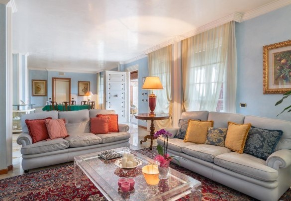 The elegant living room with comfortable and spacious sofas - Villa Gabri