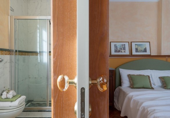 Double bedroom n.2 on the first floor with en suite bathroom n.2 - Villa Gabri