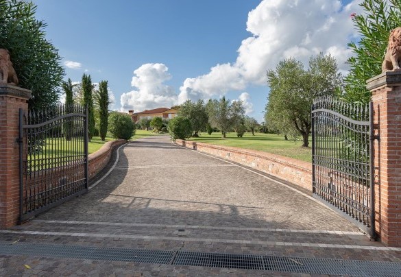 The elegant and convenient access leading to the parking lot of the property - Villa Gabri