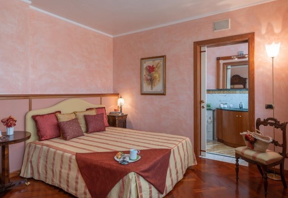 Double bedroom n.1 on the first floor with en suite bathroom n.1 - Villa Gabri