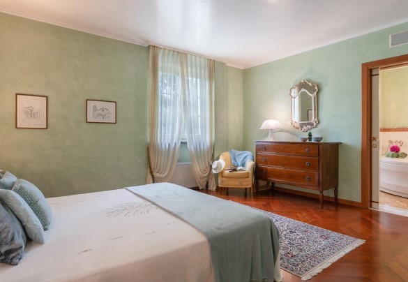 Double bedroom n.3 on the first floor with en suite bathroom n.3 - Villa Gabri