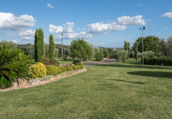 The large green park surrounding the property - Villa Gabri