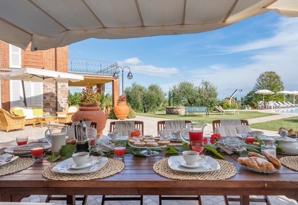 The outdoor dining area in front of the house and near the pool - Villa Gabri