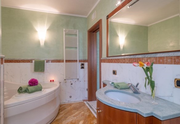 Double bedroom n.3 on the first floor with en suite bathroom n.3 - Villa Gabri