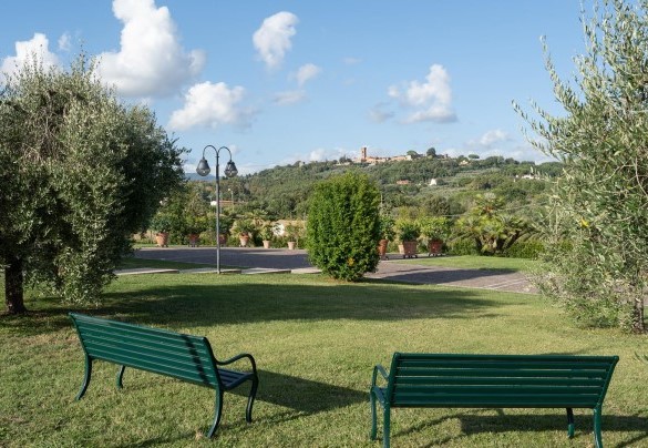 A quiet corner where you can enjoy the view of Montecarlo - Villa Gabri
