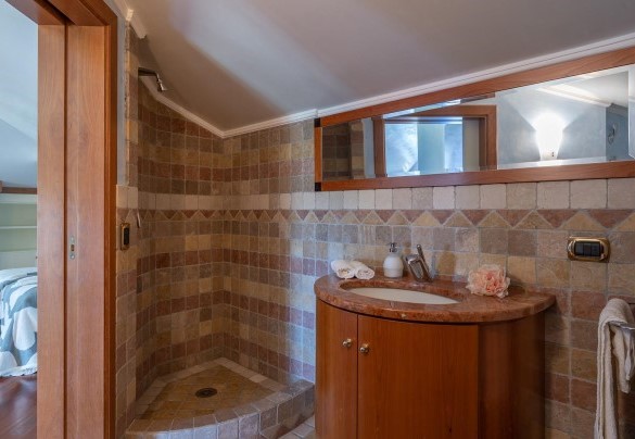 Bathroom 5 with shower on the second floor - Villa Gabri
