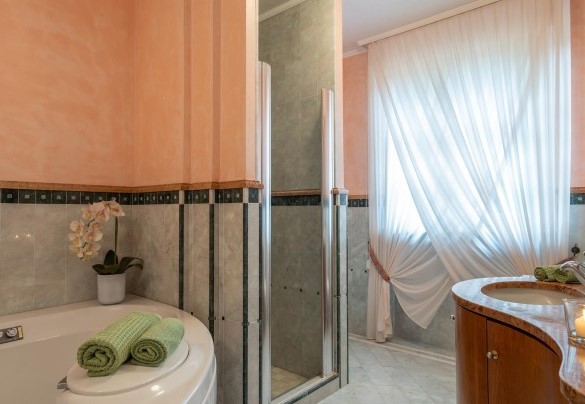 Bathroom 4 with Jacuzzi and en suite shower in bedroom 4 - Villa Gabri