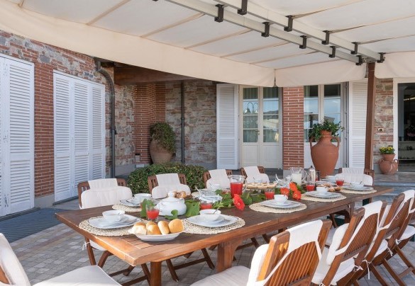 The comfortable and equipped outdoor dining area - Villa Gabri