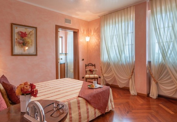 Double bedroom n.1 on the first floor with en suite bathroom n.1 - Villa Gabri