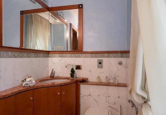 The second bathroom on the ground floor adjacent to the hall is convenient for those in the pool - Villa Gabri