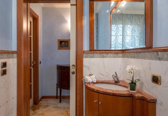 The bathroom on the ground floor adjacent to the kitchen - Villa Gabri