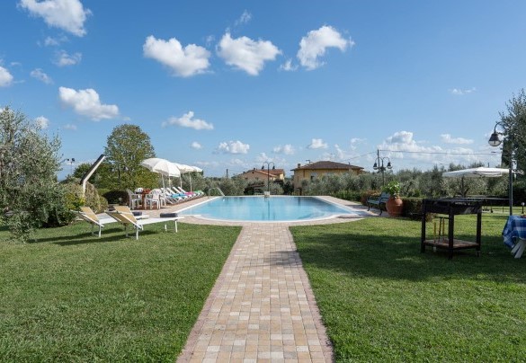 Easy access to the pool and the green areas of the property - Villa Gabri