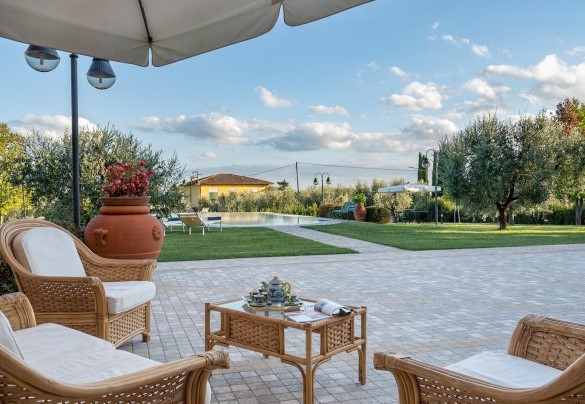 A comfortable seating area overlooking the pool - Villa Gabri