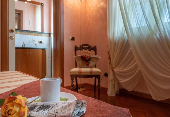 Double bedroom n.1 on the first floor with en suite bathroom n.1 - Villa Gabri