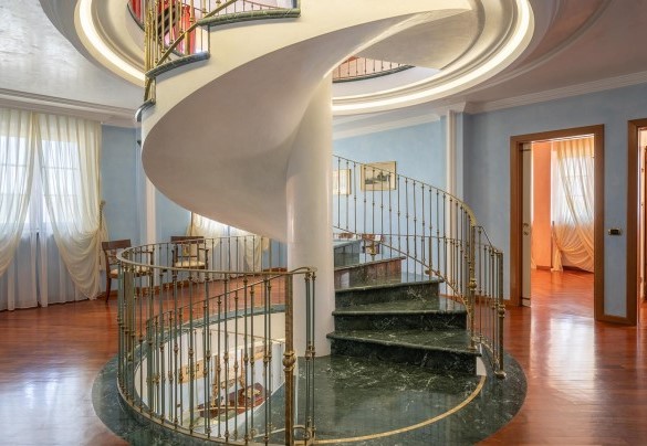 The spectacular staircase that connects the various floors - Villa Gabri