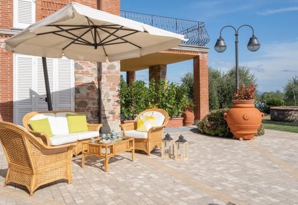 The outdoor living area where you can enjoy a good Italian coffee in tranquility - Villa Gabri