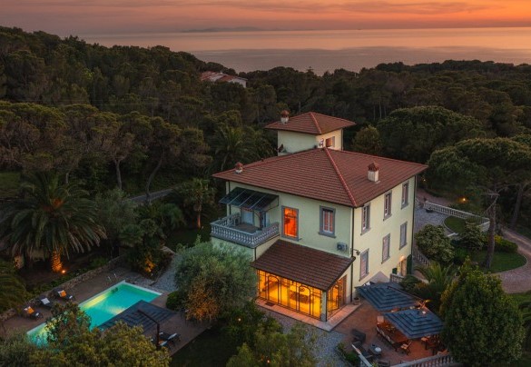 Villa Gaius è immersa nel verde della pineta e della macchia mediterranea, in una posizione sopraelevata – Villa Gaius